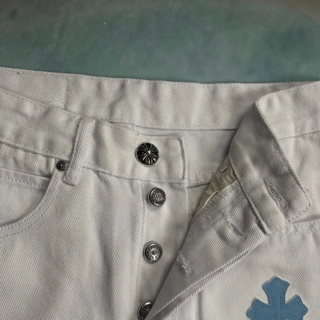 🅿️240 🔘Style No.-KL121 🔘Cro Heart𝐂𝐡𝐫𝐨𝐦𝐞 𝐇𝐞𝐚𝐫𝐭 Miami high street white and blue cross patchwork leather retro straight jeans* are carefully crafted with top-notch heavy-duty washing technology, and every process is dedicated to ingenuity. The calfskin is precisely laser-cut and turned into exquisite crosses, showing a luxurious texture in every detail. Paired with distressed silver hardware, the retro charm and fashion style are cleverly blended. The straight-leg design is a unique one, instantly slimming the upper body, modifying the lines of the legs, and showing a neat and capable temperament. From fabric selection to craftsmanship, every step is strictly controlled to show high-end quality and be clearly distinguished from ordinary products on the market. It is tailor-made for you who pursue the ultimate fashion.  Size: S M L XL (28.30.32.34) Color: White
